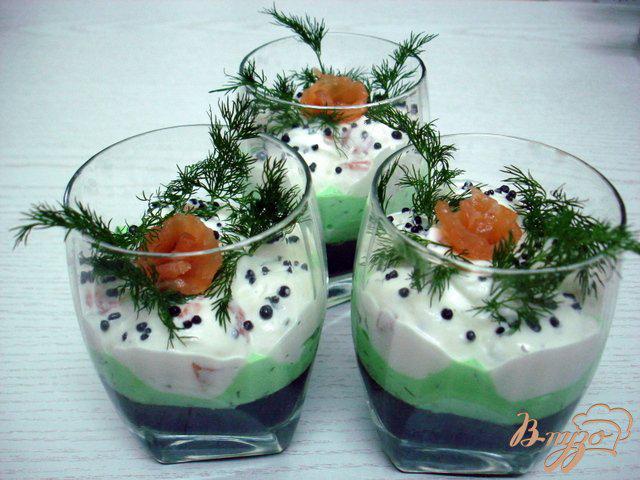 Фото приготовление рецепта: Веррины с авокадо, огурцом, зелёным луком и копчёным лососем шаг №6