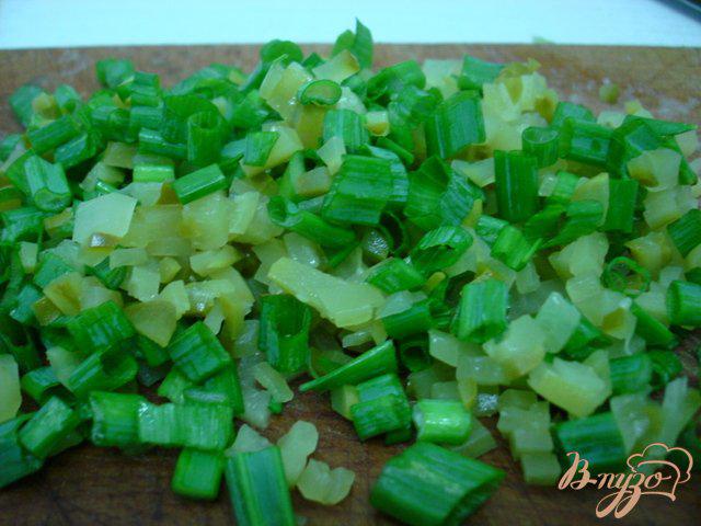 Фото приготовление рецепта: Веррины с авокадо, огурцом, зелёным луком и копчёным лососем шаг №2