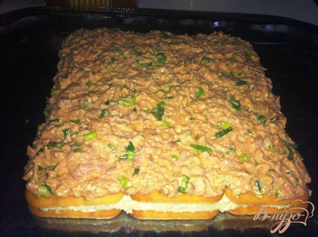 Фото приготовление рецепта: Торт-салат с крекерами и тунцом шаг №11