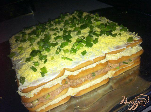 Фото приготовление рецепта: Торт-салат с крекерами и тунцом шаг №13