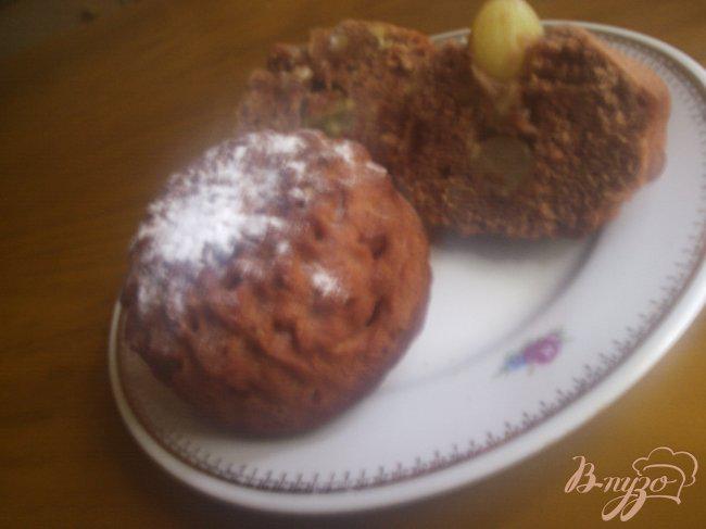 Фото приготовление рецепта: Шоколадные кексы с виноградом шаг №6