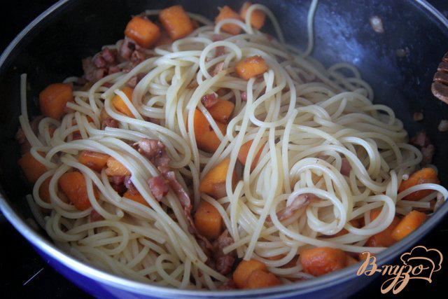 Фото приготовление рецепта: Спагетти карбонара с тыквой шаг №6