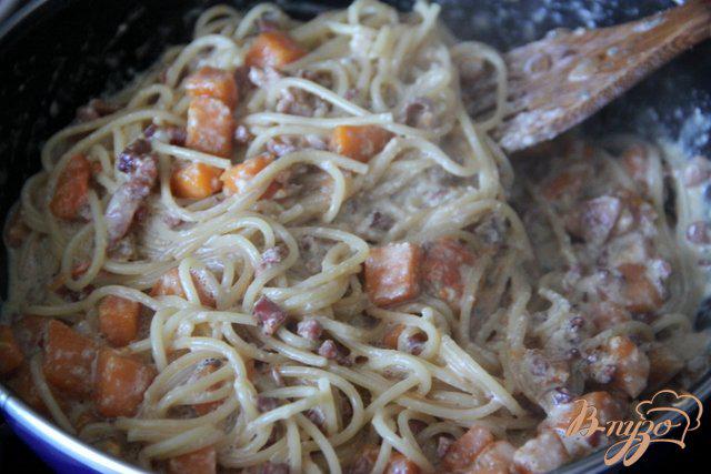 Фото приготовление рецепта: Спагетти карбонара с тыквой шаг №7