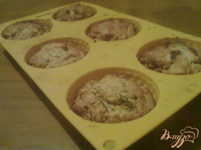 Фото приготовление рецепта: Сырные кексы с укропом и тмином шаг №6