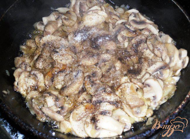 Фото приготовление рецепта: Вермишель с грибами и томатом шаг №5