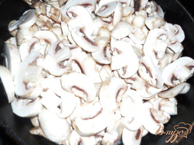 Фото приготовление рецепта: Вермишель с грибами и томатом шаг №4