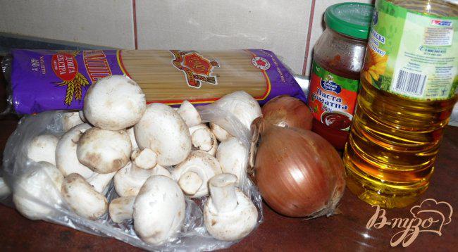 Фото приготовление рецепта: Вермишель с грибами и томатом шаг №1
