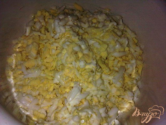 Фото приготовление рецепта: Пирожки с карамелизованным луком и яйцом шаг №4