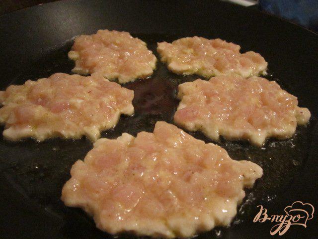 Фото приготовление рецепта: Куриные рубленные  котлетки с персиковым соусом шаг №3