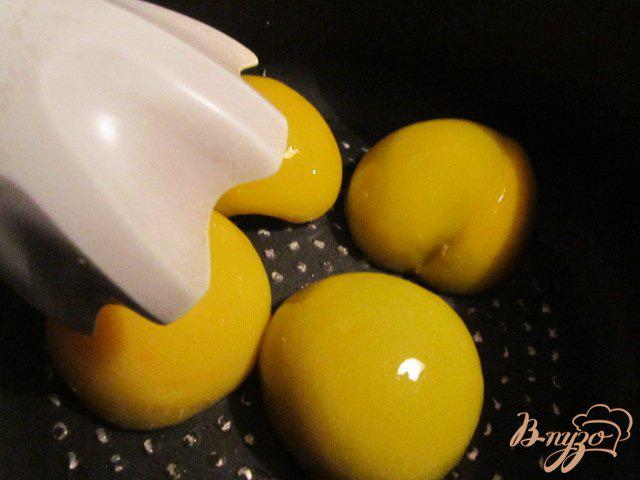 Фото приготовление рецепта: Куриные рубленные  котлетки с персиковым соусом шаг №4