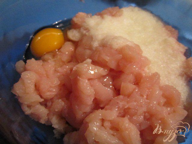Фото приготовление рецепта: Куриные рубленные  котлетки с персиковым соусом шаг №1