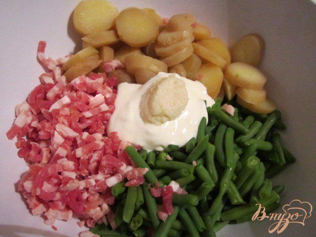 Фото приготовление рецепта: Глазунья в кокотницах с овощами.. шаг №3