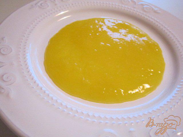 Фото приготовление рецепта: Блинная лапша с карамелизированными бананами и апельсиновым соусом шаг №8