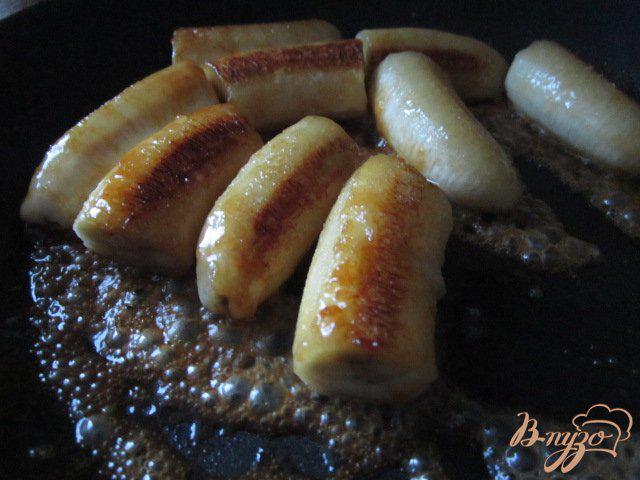 Фото приготовление рецепта: Блинная лапша с карамелизированными бананами и апельсиновым соусом шаг №7