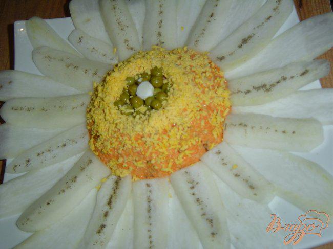 Фото приготовление рецепта: Салат «Зимние цветы» шаг №8