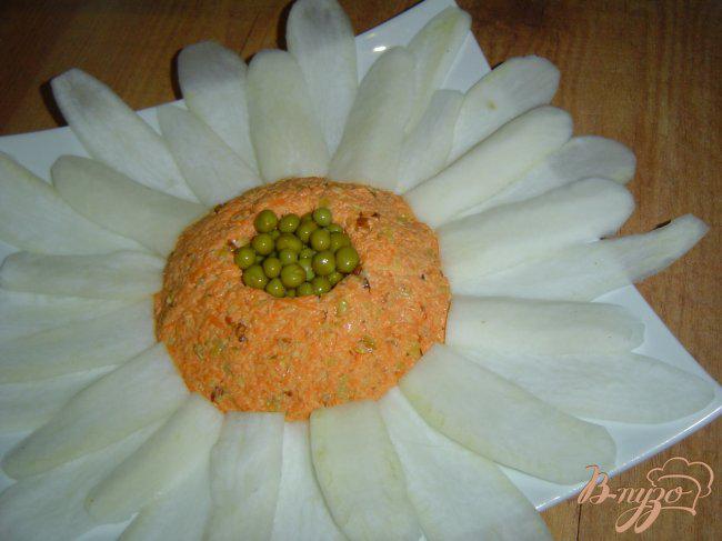 Фото приготовление рецепта: Салат «Зимние цветы» шаг №7