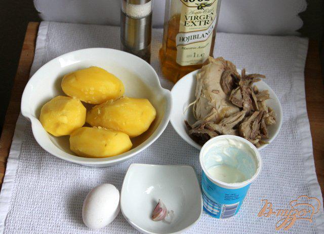 Фото приготовление рецепта: Картофельно-куриные котлеты из отварного мяса шаг №2
