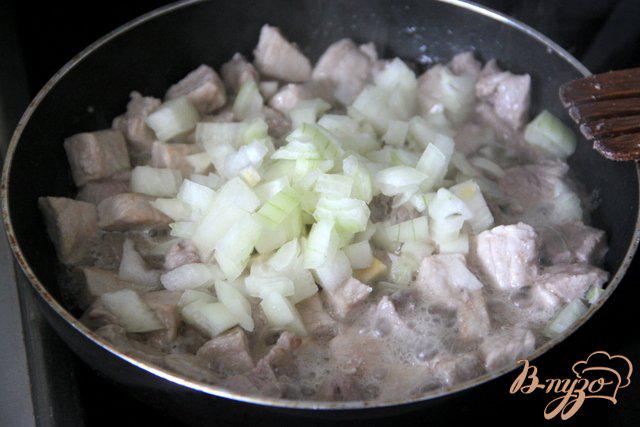 Фото приготовление рецепта: Пенне со свининой в кремовом соусе шаг №3