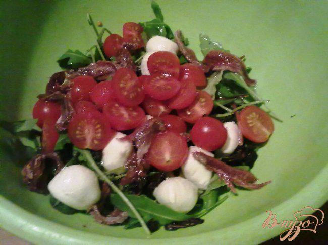 Фото приготовление рецепта: Салат из помидоров с руколой, моцареллой и анчоусами шаг №4