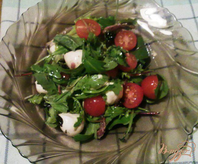 Фото приготовление рецепта: Салат из помидоров с руколой, моцареллой и анчоусами шаг №5