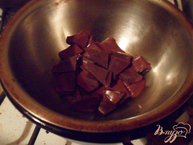 Фото приготовление рецепта: Шоколадный чизкейк с коньяком шаг №4