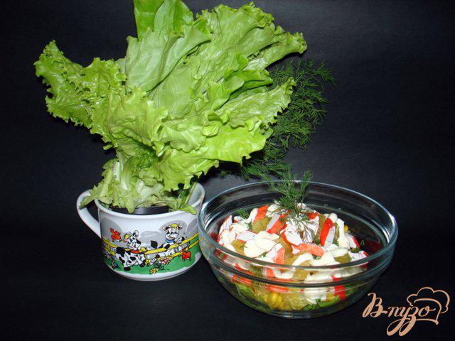 Фото приготовление рецепта: Салат из крабовых палочек и апельсина. шаг №4