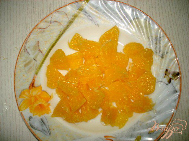 Фото приготовление рецепта: Салат из крабовых палочек и апельсина. шаг №2