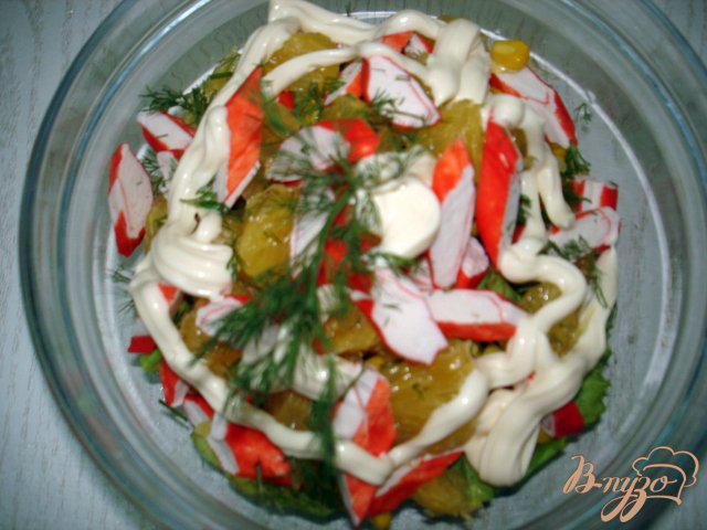 Фото приготовление рецепта: Салат из крабовых палочек и апельсина. шаг №3