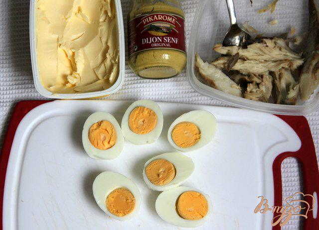 Фото приготовление рецепта: Яйца, фаршированные паштетом из скумбрии шаг №1