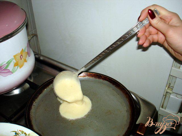 Фото приготовление рецепта: Картофельные тонкие блинчики шаг №6