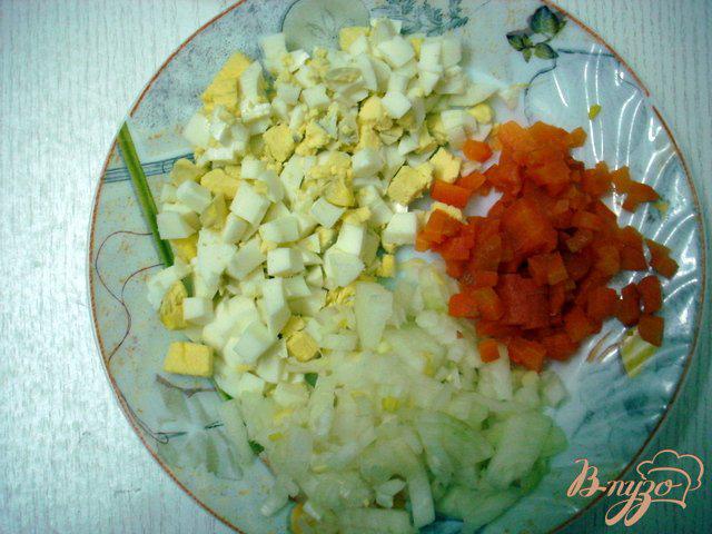 Фото приготовление рецепта: Салат с копчёной курицей шаг №3