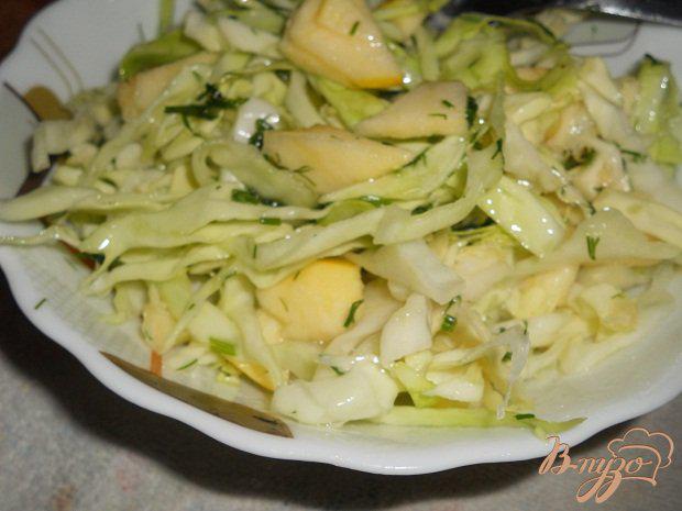 Фото приготовление рецепта: Капустный салат с яблоком шаг №5