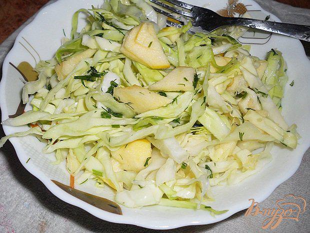 Фото приготовление рецепта: Капустный салат с яблоком шаг №6