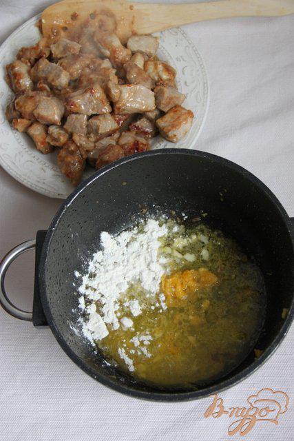 Фото приготовление рецепта: Свинина в соусе с клюквой шаг №6