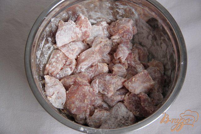 Фото приготовление рецепта: Свинина в соусе с клюквой шаг №2