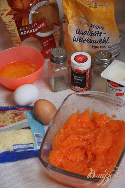 Фото приготовление рецепта: Пикантные тыквенно-сырные кексы шаг №2