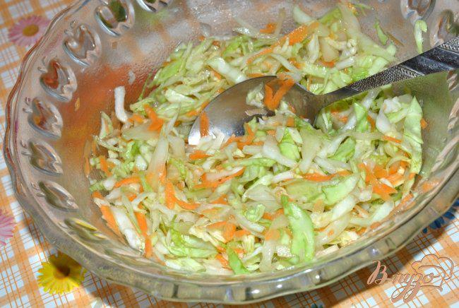 Фото приготовление рецепта: Постный салат из капусты шаг №4