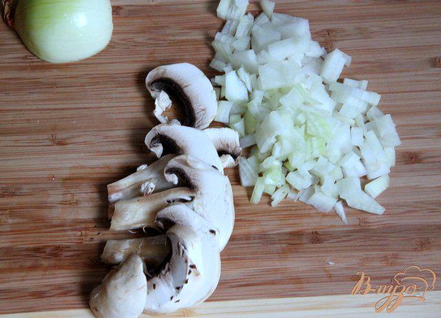 Фото приготовление рецепта: Запеканка из рыбы с грибами под белым соусом шаг №3