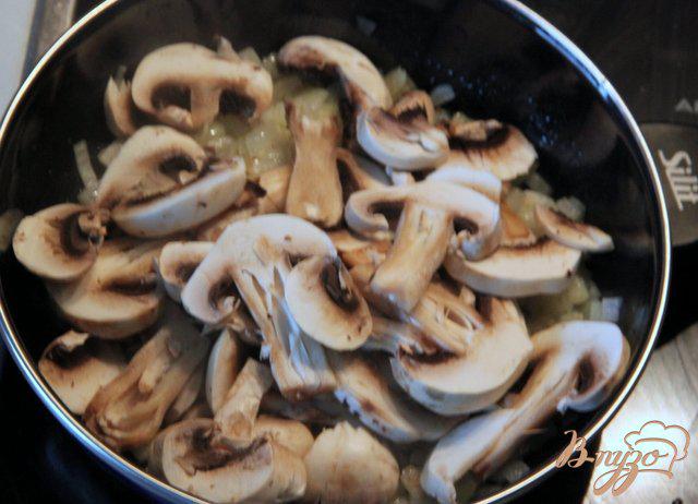 Фото приготовление рецепта: Запеканка из рыбы с грибами под белым соусом шаг №5
