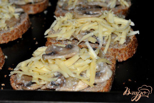 Фото приготовление рецепта: Горячие бутерброды с грибами шаг №4