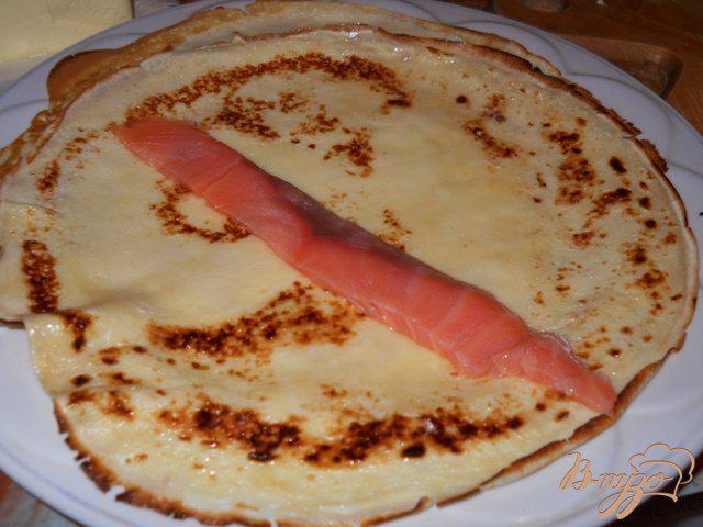 Фото приготовление рецепта: Блины закусочные с красной рыбой шаг №3