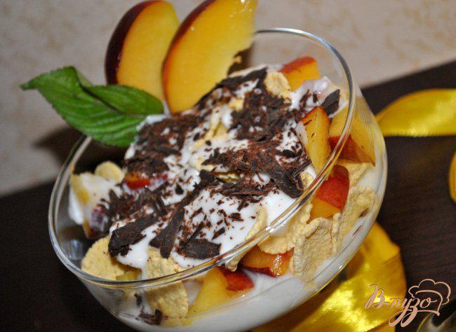 Фото приготовление рецепта: Десерт из йогурта с персиками шаг №5