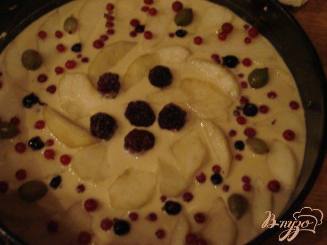 Фото приготовление рецепта: Грушево-ягодный пирог без сахара шаг №5