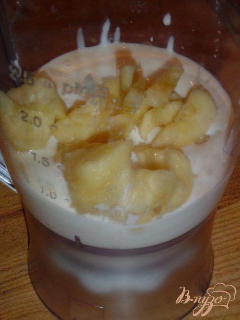 Фото приготовление рецепта: Коктейль кисло-молочный с бананами и ягодами шаг №4