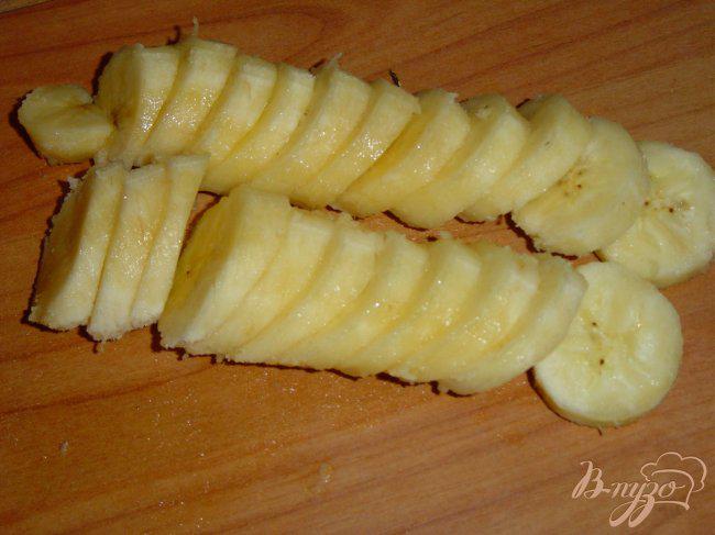 Фото приготовление рецепта: Коктейль кисло-молочный с бананами и ягодами шаг №3