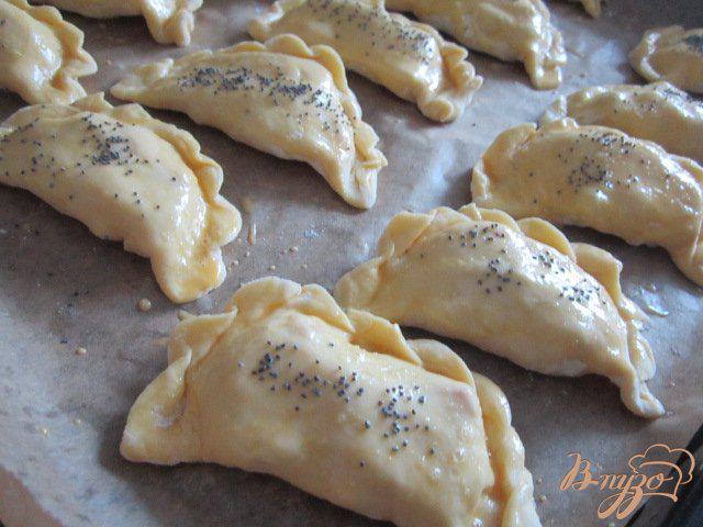 Фото приготовление рецепта: Песочные пирожки с картофелем, сыром и ветчиной шаг №9