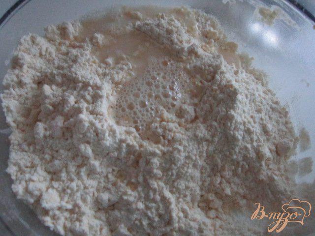 Фото приготовление рецепта: Песочные пирожки с картофелем, сыром и ветчиной шаг №2