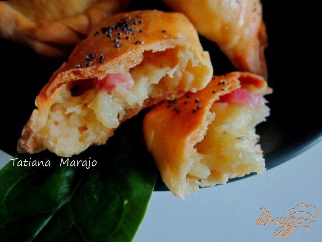 Фото приготовление рецепта: Песочные пирожки с картофелем, сыром и ветчиной шаг №10