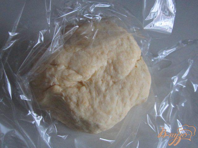 Фото приготовление рецепта: Песочные пирожки с картофелем, сыром и ветчиной шаг №3