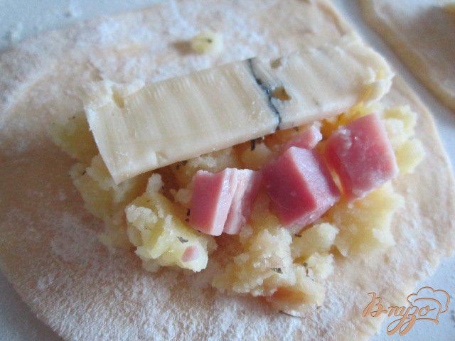Фото приготовление рецепта: Песочные пирожки с картофелем, сыром и ветчиной шаг №7